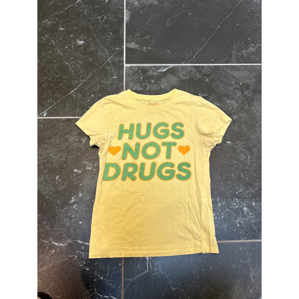 Freeze 24-7 Hugs Not Drugs Graphic Tee Yellow Retro Short Sleeve T-Shirt Medium